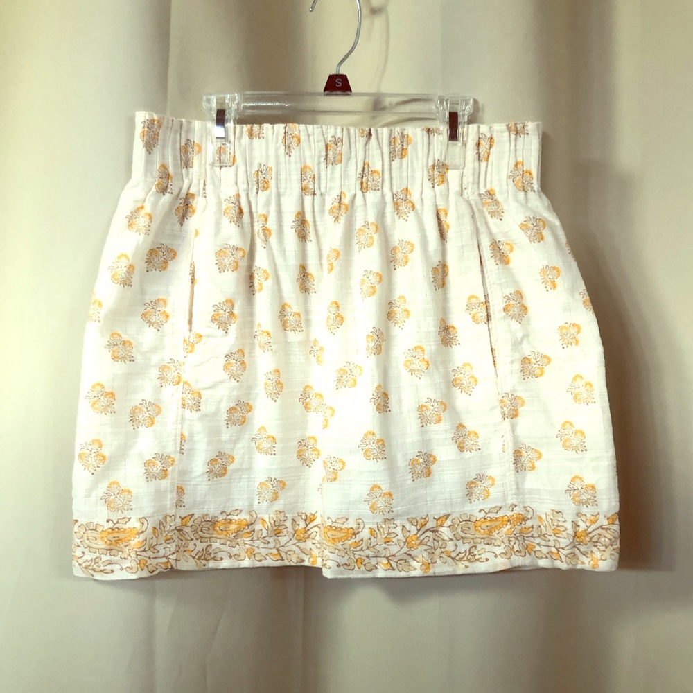 CLUB MONACO pattern mini skirt. Size 6